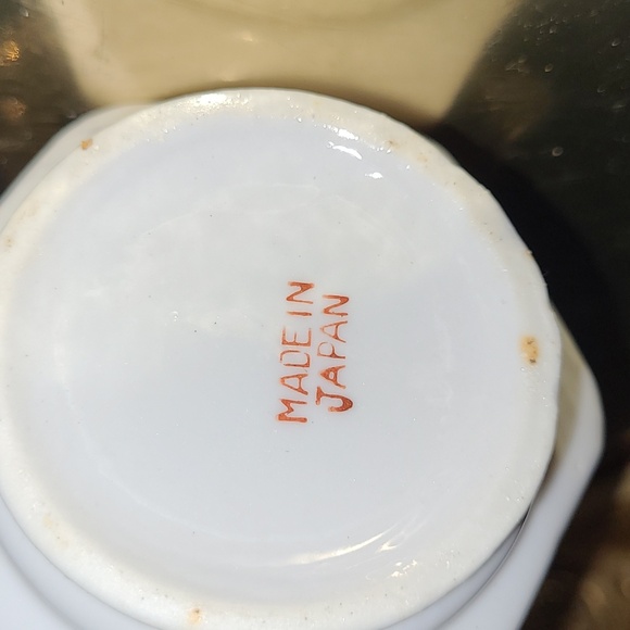 A unique vase with a gold figure on each side used as handles trims in gold 6" - Picture 5 of 8